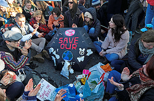 呼籲正視氣候變遷 英環保示威遊行85人遭逮