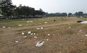 還是不理嗎？韓國瑜鳳山造勢遭網友爆卦留下滿地垃圾