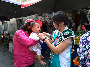 左楠市場掃街 吳虹：有心就是在地 高雄人有反霸凌的傳統精神