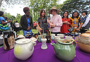 張淑芬與彭斯夫人互動多 巧手改造項鍊做外交