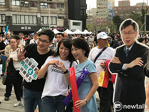 柯文哲北門造勢  陳佩琪水藍色洋裝與民眾合影