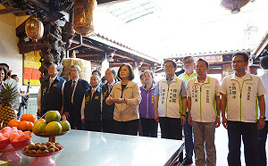 二度蒞臨萬和宮  蔡英文：讓林佳龍高票連任