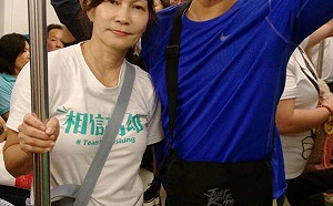 陳其邁岡山大造勢  場外捕獲野生吳虹醫師在捷運……