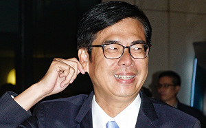 電視辯論「直球對決」 陳其邁拉耳朵「清槍」：沒戴耳機