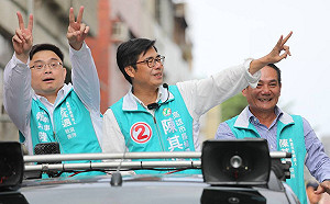 辯論結束繼續衝！陳其邁夜車殺回高雄 一早續拚掃街
