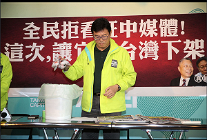 痛批旺中吹捧韓、柯卻霸凌他！姚文智揉爛《中時》丟垃圾桶