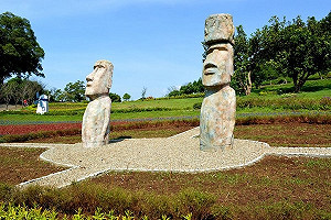 漫步花海放鬆心情！復活島「摩艾石像」現身桃園