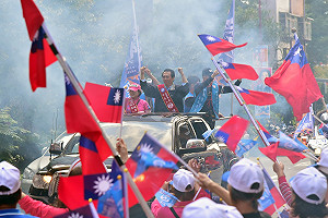 車隊掃街沿路民眾「揮國旗」陳學聖：真感覺到民心思變