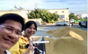 讓專業的來！ 林佳龍自拍手抖超晃 網友：到底有沒有成功的自拍？