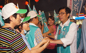 全力衝刺！陳其邁車隊掃街 數十機車騎士自主愛相隨