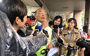 蘇貞昌掃街自爆擦護唇膏：感覺更會做事了