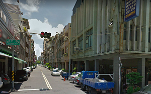 高雄人孔蓋炸開、柏油路龜裂  消防人員：應是台電地下線短路