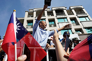 現場直擊》大選倒數大車拼 韓國瑜左楠掃街宛若嘉年華會(圖)