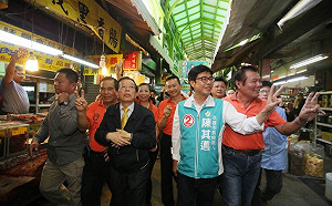 謝長廷陪同陳其邁前往三鳳拜票