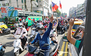 搶救韓國瑜低迷民調   彰化造勢韓粉祭出「貪食龍」戰術