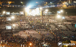 現場直擊》陳其邁選前之夜 主辦單位宣布已逾七萬人進場