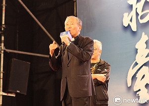 選前之夜》牧師憶與丁守中大學趣事：要選一位願放下身段、拿尿壺的市長