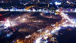 (影) 選前之夜》史上最多人！22萬星光照夜空 陳其邁：用選票還高雄公道