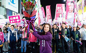 花蓮選戰民進黨劉曉玫宣布敗選 支持者不捨落淚