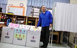 開票直擊》(影)侯友宜得票持續領先 支持者搖旗吶喊氣氛超嗨