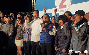 侯友宜勝選 牽手夫人站台謝票