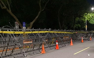 投票日全台亂糟糟！深夜拒馬悄悄包圍中選會 