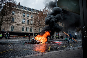 法國黃背心抗議變暴力 農家縱火、記者遭毆