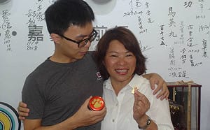 黃敏惠重登嘉義市長寶座！兒子獻吻要媽媽「莫忘市民期待」
