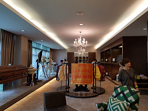 首次生死教育特展  馬來西亞民眾體驗活著進棺材