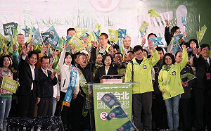 風水輪流轉？4年前報紙出土　「頭版標題」好諷刺