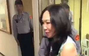 (影) 韓國瑜勝選夜 李佳芬向員警握手致意 網讚：超加分