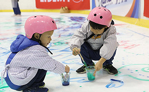 小巨蛋冰上樂園任你畫！ 化身畢卡索大人小孩都開心