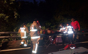 高雄內門山區死亡車禍 轎車撞山壁墜橋釀1死3傷