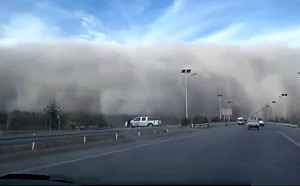 (影)中國大陸甘肅沙塵暴 公路見「沙牆」奇景