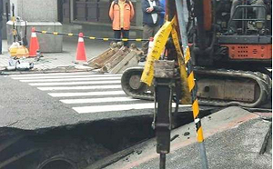北市吉林路驚見「天坑」吞車 初判老舊水管惹禍