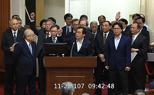 「誰自認該為敗選負責？」 僅3位閣員舉手