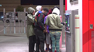 (影) 領10美元吐百鈔！ 美國銀行提款機故障引群眾爭搶