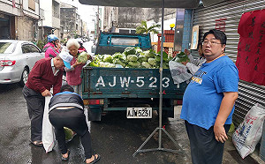愛心助菜農賣菜卻遭警傳訊 網友批 :「查賄查過頭」