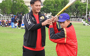 關懷盃／大方分享敲全壘打秘訣　陳俊秀：練習時把球打平