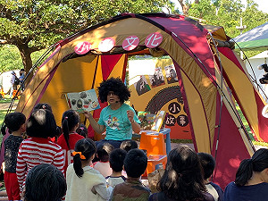 (影)閱讀節登場！教育部長葉俊榮變身「爆炸頭哥哥」講故事