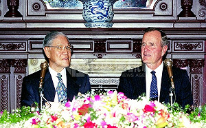 老布希嫻熟兩岸 任內售台F-16