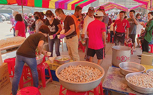 不只吃雞排 彌陀虱目魚伯大方送4000份魚丸湯3000顆粽