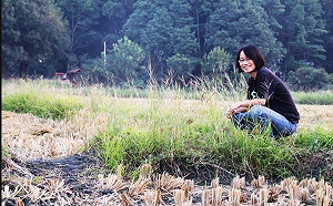 「被解職」後第5天 吳音寧蹲田邊「不向強勢的造謠低頭」