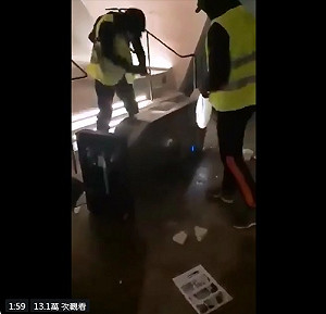 法黃背心狂砸博物館影片曝光  網友痛罵笨蛋