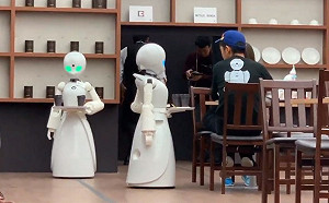 癱瘓的漸凍症患者替你服務　超暖心日本機器人咖啡廳