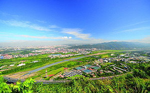 休假爬山新選擇！新北秘境「鳶山」拍出鷹石尖美照