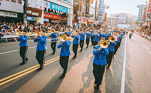 悠揚樂聲於嘉義響起！管弦樂踩街演出效果超震撼
