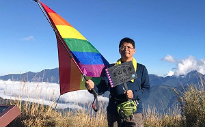 接受孩子是同志 父親登雪山高揮彩虹旗