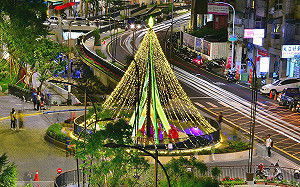 中市又見水中耶誕樹  葫蘆墩圳首度加入