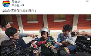 段宜康頭戴安全帽受訪 PO文「立法院真是個危險的所在」